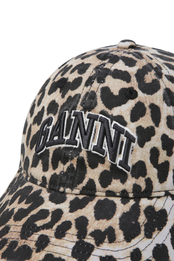 워싱 코튼 캔버스 캡 모자 - 레오파드

부드러운 워싱 가공을 거친 면 캔버스 소재의 캡 모자입니다. 베이지, 브라운, 블랙 세 가지 색상으로 만나볼 수 있으며, 레오파드 무늬가 캐주얼하고 미니멀한 스타일을 연출합니다. 앞면에는 브랜드 로고 자수 디테일이 더해져 포인트를 줍니다. 캡 모자 깊이 14.5cm, 일반 챙 넓이로 제작되었으며, 사이즈 조절 기능으로 편안하게 착용 가능합니다. 동네 마실룩, 산책룩, 여행룩 등 다양한 TPO에 활용하기 좋습니다.

