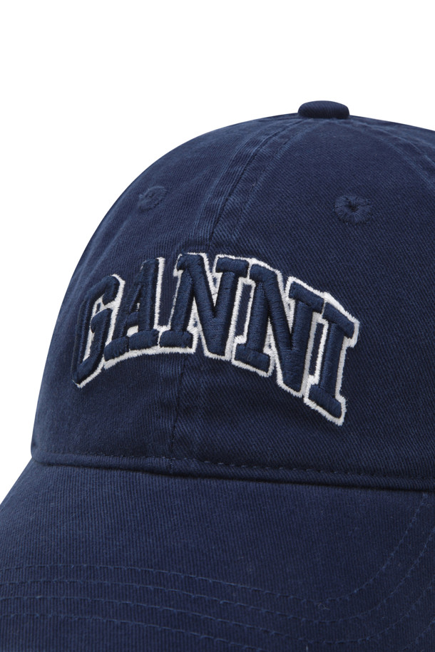 워싱 코튼 캔버스 캡 Emb - 스카이 캡틴은 부드러운 촉감의 면 소재로 제작되어 편안한 착용감을 선사합니다. 네이비 컬러에 자수 로고가 포인트로 들어가 캐주얼, 미니멀, 클래식 스타일을 연출하기 좋습니다. 봄, 여름, 가을에 데일리하게 착용할 수 있으며, 동네 마실룩, 산책룩, 여행룩 등 다양한 TPO에 활용하기 좋습니다. 챙 넓이와 모자 깊이가 일반적인 디자인으로, 사이즈 조절이 가능하여 누구나 편안하게 착용할 수 있습니다. 워싱 가공으로 자연스러운 멋을 더했습니다.
