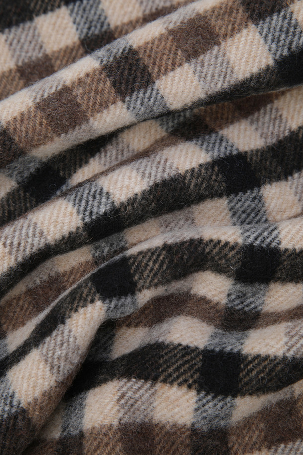 Graphic Wool Scarf - 시코리 커피는 가을, 겨울에 어울리는 울 소재 스카프입니다. 브라운과 베이지 컬러의 조합이 따뜻하고 부드러운 인상을 주며, 클래식한 체크 패턴과 프린지 디테일이 돋보입니다. 두꺼운 두께감과 부드러운 촉감으로 보온성을 높여 겨울철 데일리룩, 산책룩, 카페룩에 매치하기 좋습니다. 클래식, 미니멀, 캐주얼 스타일을 즐기는 분들께 추천합니다.
