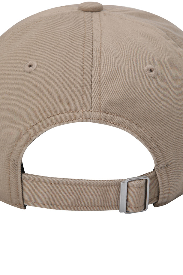 베이지 컬러의 CHINO CLOTH (치노 클로스) 6패널 캡입니다. 면과 코튼 트윌 소재로 제작되어 봄, 여름, 가을 계절에 착용하기 좋습니다. 약간 낮은 크라운과 일반 챙 넓이로 캐주얼, 미니멀, 클래식 스타일을 연출하기 좋습니다. 바이오 스톤 워싱 처리와 유선형 실루엣이 특징이며, DANTON (단톤) 로고 패치로 포인트를 더했습니다. 산책룩, 여행룩에 매치하여 편안하면서도 세련된 스타일을 완성해보세요.
