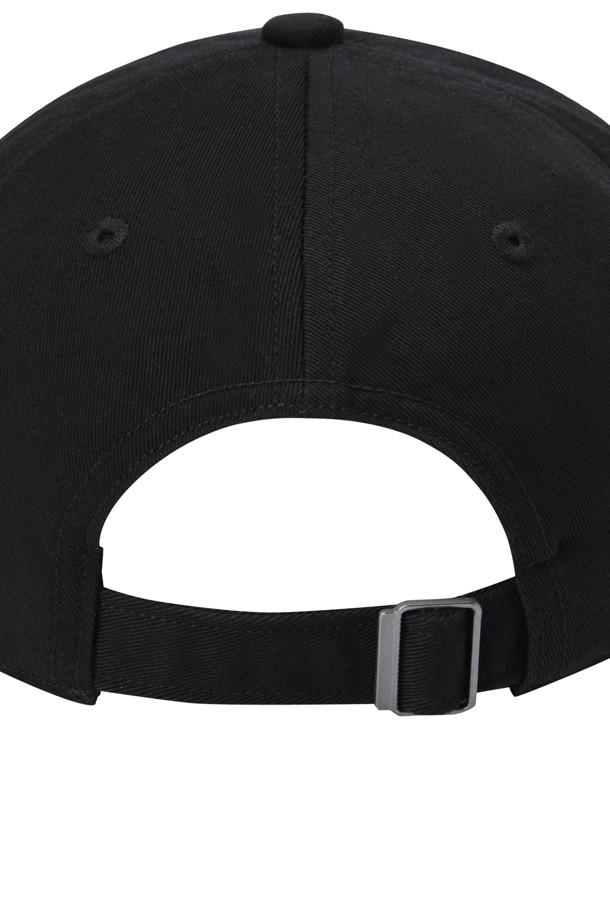 CHINO CLOTH 6패널 캡 - 블랙은 캐주얼, 미니멀, 클래식 스타일을 아우르는 공용 모자입니다. 부드러운 코튼 소재로 제작되어 봄, 여름, 가을에 착용하기 좋으며, 낮은 깊이의 크라운이 특징입니다. 블랙 컬러에 로고 패치와 사이즈 조절 스트랩으로 디자인되었으며, 바이오 스톤 워싱 처리하여 자연스러운 멋을 더했습니다. 데일리룩에 포인트를 더해줄 캡모자를 찾고 있다면, 이 제품을 추천합니다.
