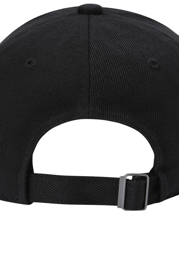 블랙 컬러의 폴리에스터 소재 6패널 캡입니다. 가볍고 부드러운 촉감으로 사계절 내내 편안하게 착용할 수 있습니다. 챙 밑부분의 그린 컬러 포인트가 특징이며, 사이즈 조절이 가능하여 남녀 공용으로 착용하기 좋습니다. 미니멀하고 캐주얼한 스타일에 로고 패치 디자인으로 포인트를 더했습니다. 데일리룩에 편안하게 매치하여 스타일리시함을 더해보세요.
