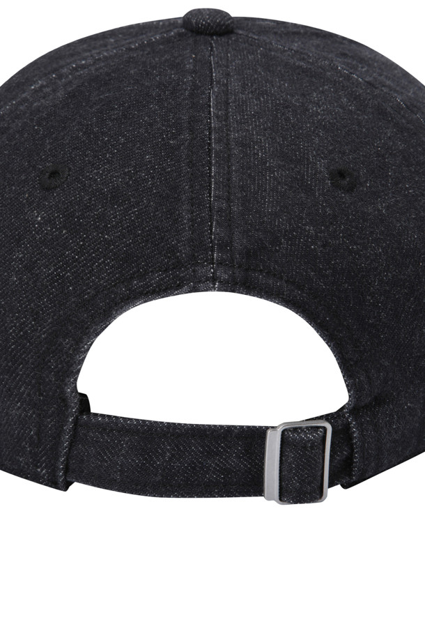 블랙 컬러의 워싱 데님 6패널 캡입니다. 남녀 모두 착용 가능하며, 캐주얼, 미니멀, 시티보이 스타일 연출에 적합합니다. 부드러운 촉감의 데님 소재로 제작되었으며, 워싱 처리하여 자연스러운 멋을 더했습니다. 전면에 로고 패치가 디자인되어 포인트를 줍니다. 일상생활에서 편안하게 착용할 수 있는 아이템입니다.

