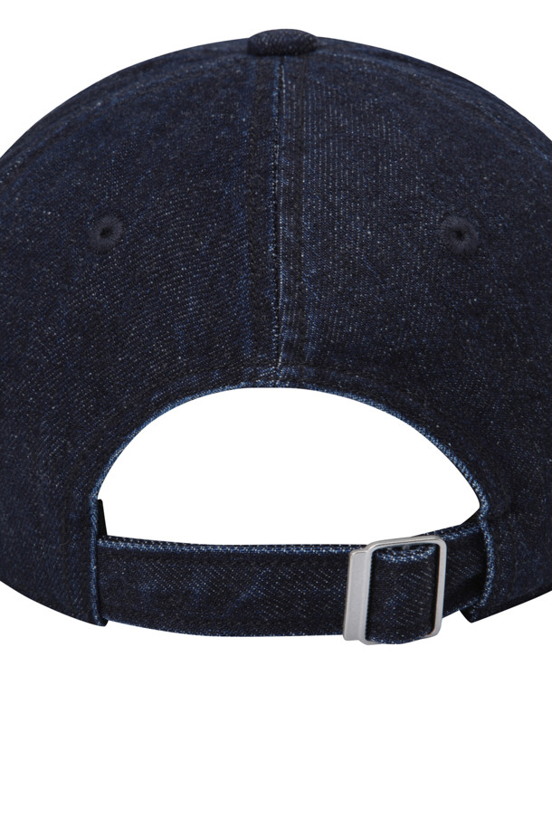 워싱 데님 6패널 캡 - 인디고는 남녀 모두 착용 가능한 캐주얼 모자입니다. 데님 소재에 워싱 처리하여 자연스러운 멋을 더했으며, 로고 패치가 디자인 포인트를 더합니다. 봄, 여름, 가을 계절에 활용하기 좋으며, 여행룩이나 산책룩에 매치하여 편안하면서도 스타일리시한 연출이 가능합니다. 미니멀, 시티보이 스타일을 즐겨 입는 분들께 추천하며, 데님 특유의 빈티지한 매력이 돋보이는 아이템입니다.
