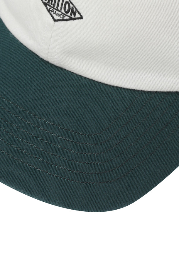 CHINO CLOTH 6 패널 캡 2톤 - 에크루 X 그린은 캐주얼, 미니멀, 클래식 스타일을 추구하는 분들을 위한 6패널 캡입니다. 에크루와 그린 두 가지 색상의 조화가 돋보이는 투톤 디자인으로, 봄, 여름, 가을 계절에 착용하기 좋습니다. 코튼 트윌 소재로 제작되어 부드러운 촉감을 제공하며, 낮은 모자 깊이와 적당한 챙 넓이로 편안한 착용감을 선사합니다. 일상, 동네 마실, 산책, 여행 등 다양한 TPO에 활용 가능하며, 바이오스톤 워싱 처리와 로고 패치, 사이즈 조절 장치가 디자인의 특징입니다.
