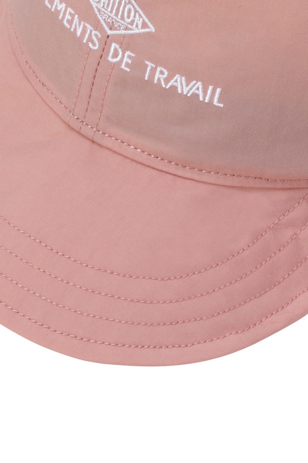 나일론 타프타 6패널 캡 - 핑크는 은은한 광택이 돋보이는 핑크 컬러의 6패널 캡입니다. 부드러운 촉감의 나일론 타프타 소재로 제작되었으며, 방수 및 통기성이 우수하여 쾌적한 착용감을 선사합니다. 데일리룩, 산책룩, 여행룩 등 다양한 TPO에 활용하기 좋으며, 캐주얼, 미니멀, 스포티한 스타일을 연출할 수 있습니다. 로고 자수 디테일이 돋보이며, 아크릴 코팅 안감과 내부 와이어 보강으로 형태를 유지합니다. 뒷면 조절 장치로 사이즈 조절이 용이합니다.
