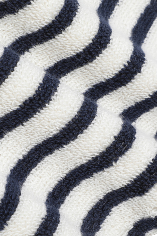 테리 워시클로스 (세일러 스트라이프) 30X30는 부드러운 면 소재로 제작된 욕실용 타월/수건입니다. 화이트와 네이비 컬러의 세일러 스트라이프 패턴이 특징이며, 흡습 기능이 뛰어납니다. 얇은 두께감과 부드러운 촉감으로 매일 사용하기 좋습니다. 튼튼한 행거 루프, 더블 스티치 처리된 밑단, 견고한 모서리 마감으로 내구성을 높였으며, Oeko-Tex® Standard 100 인증을 받아 안심하고 사용할 수 있습니다.
