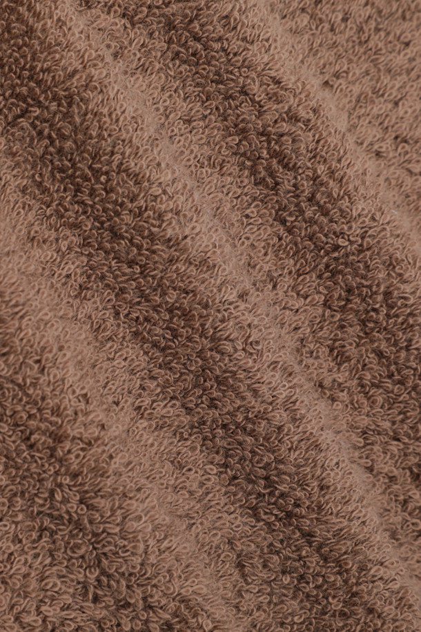 테리 워시클로스 (코디악 브라운) 30x30은 부드러운 면 소재로 제작되어 흡습성이 뛰어난 욕실용 타월입니다. 따뜻하고 차분한 코디악 브라운 컬러의 무지 디자인으로, 어떤 욕실에도 잘 어울립니다. 견고한 모서리 마감과 더블 스티치 처리로 내구성을 높였으며, 행거 루프가 부착되어 편리하게 걸어 보관할 수 있습니다. Oeko-Tex® Standard 100 인증을 받아 안심하고 사용할 수 있습니다. 세안 시 부드러운 촉감을 선사하는 데일리 아이템입니다.
