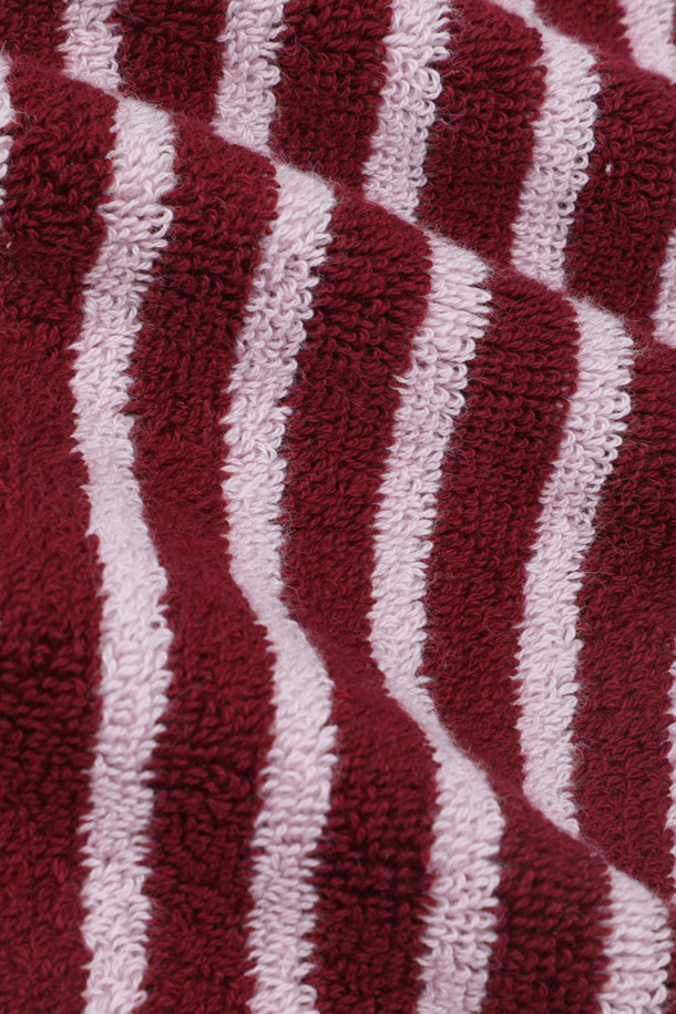 테리 워시클로스 (세일러 스트라이프) 30X30 - 레드 & 로즈는 욕실에서 사용하기 적합한 면 소재의 수건입니다. 레드와 로즈 컬러의 세일러 스트라이프 패턴으로 디자인되어 산뜻한 분위기를 연출합니다. 흡습 기능이 뛰어나 실용적이며, 튼튼한 행거 루프와 더블 스티치 처리된 밑단, 견고한 모서리 마감으로 내구성을 높였습니다. Oeko-Tex® Standard 100 인증을 받아 안심하고 사용할 수 있습니다.
