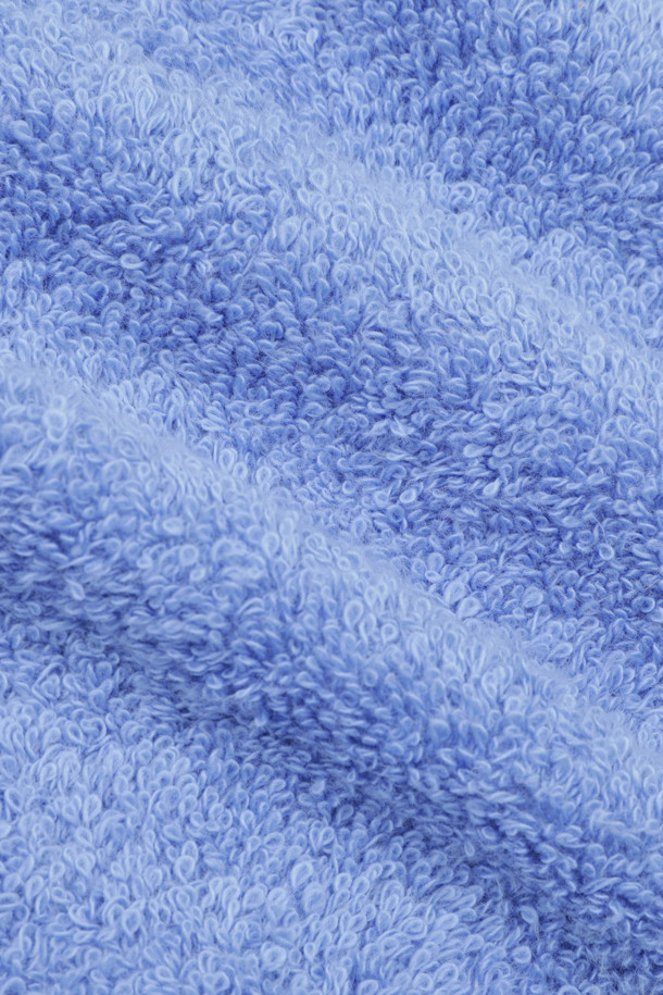 테리 워시클로스 (Clear Blue). 30 x 30 사이즈의 맑고 시원한 블루 컬러 수건입니다. 욕실용으로 제작되었으며, 부드럽고 흡수력이 뛰어난 면 소재를 사용하여 편안한 사용감을 제공합니다. 무지 디자인에 행거 루프가 있어 편리하게 걸어 보관할 수 있으며, 튼튼한 모서리 마감과 더블 스티치 처리로 내구성을 높였습니다. Oeko-Tex® Standard 100 인증을 받아 안심하고 사용할 수 있습니다.
