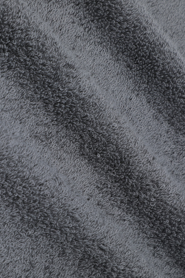 차콜 그레이 색상의 Terry(테리) 워시클로스 30X30입니다. 부드러운 면 소재로 제작되어 흡습성이 뛰어나며, 두꺼운 두께감으로 쾌적한 사용감을 제공합니다. 견고한 행거 루프, 더블 스티치 처리된 밑단, 견고한 모서리 마감으로 내구성을 높였습니다. Oeko-Tex® Standard 100 인증을 받아 안심하고 사용할 수 있으며, 일상생활에서 활용하기 좋습니다.
