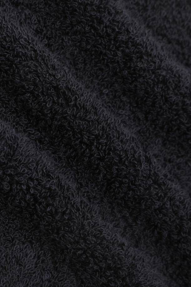 테리 워시클로스 (블랙) 30X30은 욕실 사용에 적합한 면 소재의 무지 수건입니다. 30x30cm 크기로, 흡습 기능이 뛰어나 실용적입니다. 견고한 행거 루프와 더블 스티치 처리된 밑단, 견고한 모서리 마감으로 내구성을 높였습니다. Oeko-Tex® Standard 100 인증을 받아 안심하고 사용할 수 있습니다. 깔끔한 블랙 컬러로 욕실 인테리어에 포인트를 더해보세요.
