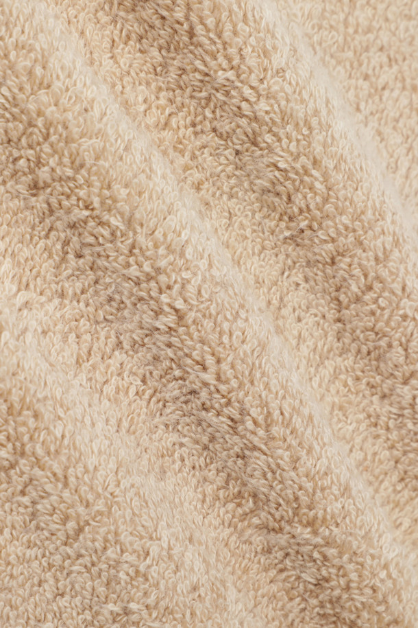 시에나 컬러의 테리 타월(Terry Washcloth) 30x30입니다. 부드러운 면 소재로 제작되어 흡습성이 뛰어나 욕실에서 사용하기 좋습니다. 무지 디자인에 행거 루프가 있어 편리하게 걸어 보관할 수 있습니다. 튼튼한 더블 스티치 처리와 Oeko-Tex® Standard 100 인증을 받아 안심하고 사용할 수 있습니다.
