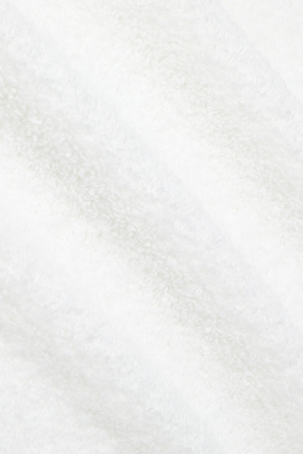 테리 워시클로스 (30x30) - 화이트는 부드러운 면 소재로 제작된 무지 욕실 수건입니다. 흡습성이 뛰어나 사용 후 쾌적함을 선사하며, 행거 루프가 있어 편리하게 걸어 보관할 수 있습니다. 견고한 모서리 마감과 더블 스티치 처리로 내구성을 높였으며, Oeko-Tex® Standard 100 인증을 받아 안심하고 사용할 수 있습니다. 깔끔한 화이트 색상으로 욕실 인테리어에 잘 어울립니다. 
