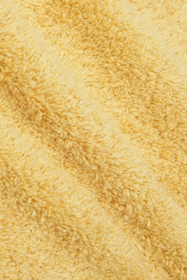 테리 워시클로스 (옐로우 오커) 30x30은 욕실 사용에 적합한 면 소재의 무지 타월입니다. 흡습성이 뛰어나고, 부드러운 촉감을 제공합니다. 옐로우 오커 컬러로, 욕실에 포인트를 더할 수 있습니다. 견고한 행거 루프, 더블 스티치 처리된 밑단, 견고한 모서리 마감으로 내구성을 높였습니다. Oeko-Tex® Standard 100 인증으로 안심하고 사용할 수 있습니다.
