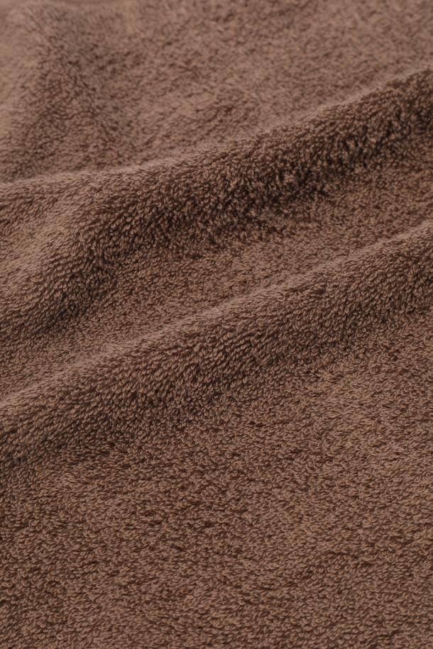 코디악 브라운 컬러의 Terry 게스트 타월 (Solids) 30X50입니다. 부드러운 면 소재로 제작되어 흡습성이 뛰어나며, 무지 디자인으로 깔끔함을 더했습니다. Oeko-Tex Standard 100 인증을 받아 안심하고 사용할 수 있습니다. 견고한 행거 루프, 더블 스티치 처리된 밑단, 견고한 모서리 마감으로 내구성을 높였습니다. 일상생활에서 편리하게 사용할 수 있는 게스트 타월입니다.
