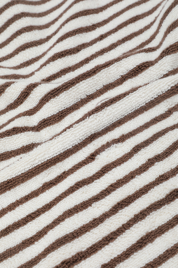 테리 게스트 타월 (세일러 스트라이프) 30X50 - 코디악 스트라이프는 욕실용 타월입니다. 화이트와 브라운 컬러의 스트라이프 패턴이 특징이며, 부드러운 면 소재로 제작되어 흡습성이 뛰어납니다. 꼼꼼한 더블 스티치 밑단 처리와 견고한 모서리 마감으로 내구성을 높였습니다. Oeko-Tex® Standard 100 인증을 받아 안심하고 사용할 수 있는 타월입니다. 욕실에 산뜻함을 더해줄 디자인입니다.
