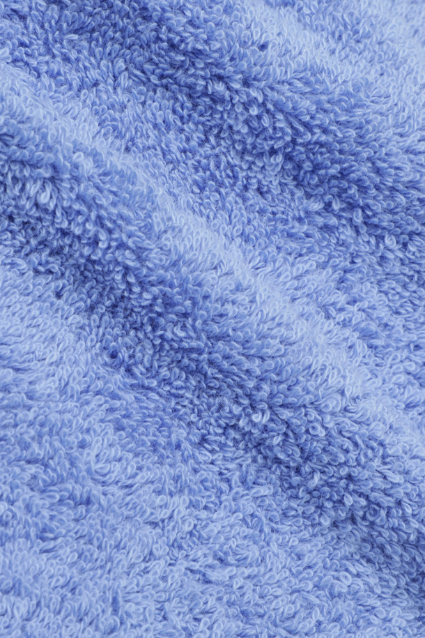 테리 게스트 타월 (솔리드) 30X50 - 클리어 블루는 부드러운 면 소재로 제작된 흡습 기능의 타월입니다. Oeko-Tex® Standard 100 인증을 받아 안심하고 사용할 수 있습니다. 견고한 행거 루프와 더블 스티치 처리된 밑단, 견고한 모서리 마감으로 내구성을 높였습니다. 무지 디자인의 클리어 블루 컬러로 깔끔하고 산뜻한 느낌을 줍니다. 일상생활에서 게스트 타월로 활용하기 좋습니다.
