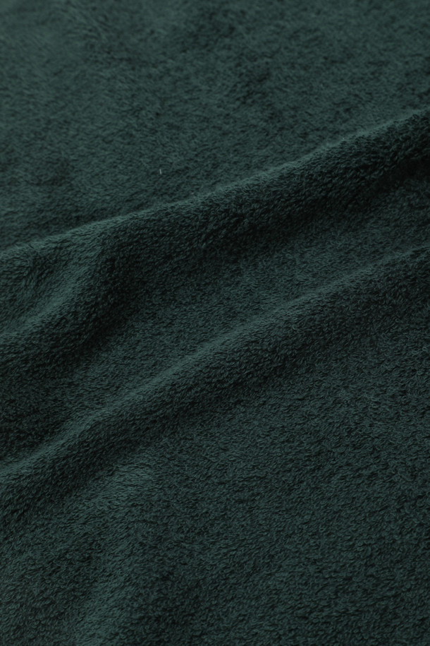 테리 게스트 타월 (포레스트 그린) 30X50은 욕실용으로 제작된 무지 타월입니다. 흡습 기능이 뛰어나며, 포레스트 그린 컬러로 은은한 분위기를 연출합니다. 견고한 모서리 마감과 더블 스티치 처리로 내구성을 높였습니다. Oeko-Tex® Standard 100 인증을 받아 안심하고 사용할 수 있습니다. 행거 루프가 디자인되어 편리하게 걸어 보관할 수 있습니다.
