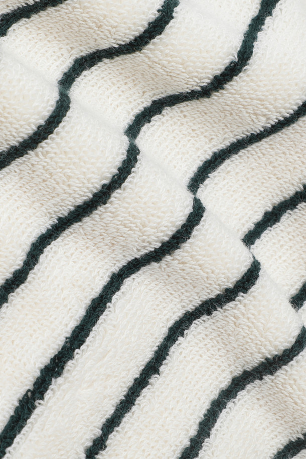 테리 게스트 타월(레이싱 그린 스트라이프) 30X50은 부드러운 면 소재로 제작되어 뛰어난 흡습력을 자랑합니다. 그린과 화이트 색상의 핀 스트라이프 패턴이 산뜻한 욕실 분위기를 연출하며, 견고한 행거 루프가 있어 편리하게 걸어 보관할 수 있습니다. 더블 스티치 처리된 밑단과 견고한 모서리 마감으로 내구성을 높였으며, Oeko-Tex Standard 100 인증을 받아 안심하고 사용할 수 있습니다. 욕실에서 사용하기에 적합하며, 은은한 스트라이프 디자인이 세련된 느낌을 더합니다.
