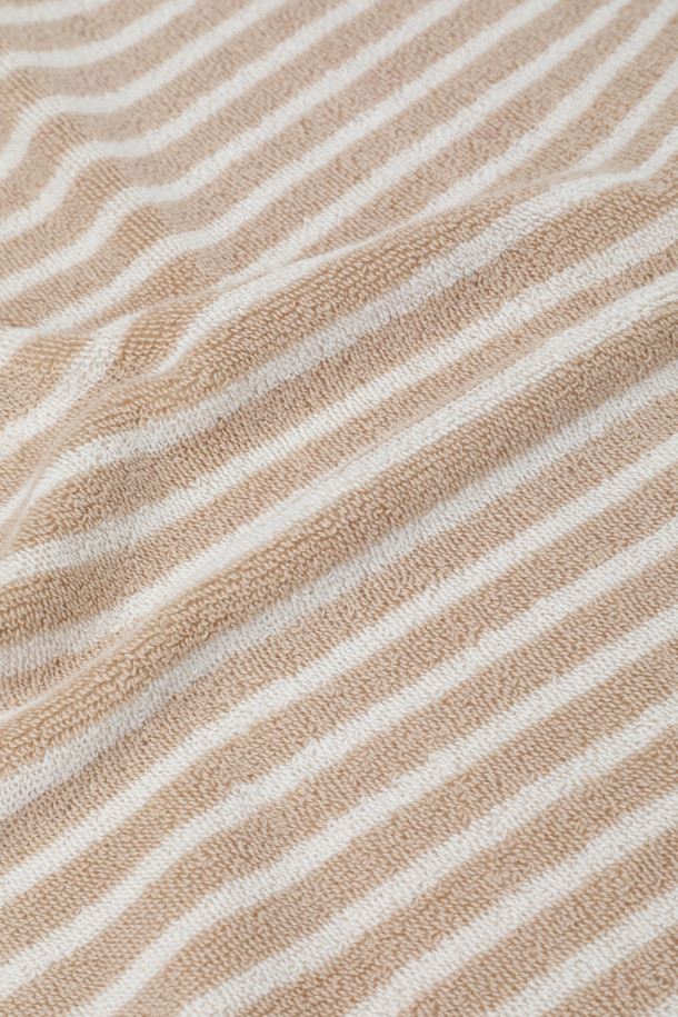 테리 게스트 타월 (세일러 스트라이프) 30X50 - 아이보리 스트라이프는 부드러운 면 소재로 제작된 욕실용 타월입니다. 아이보리 색상 바탕에 세일러 스트라이프 패턴이 적용되어 산뜻한 디자인을 자랑합니다. 튼튼한 행거 루프와 더블 스티치 처리된 밑단, 견고한 모서리 마감으로 내구성을 높였습니다. 흡습성이 뛰어나 쾌적한 사용감을 선사하며, Oeko-Tex® Standard 100 인증을 통해 안전성을 확보했습니다. 세련된 디자인과 뛰어난 기능성을 갖춘 타월입니다.
