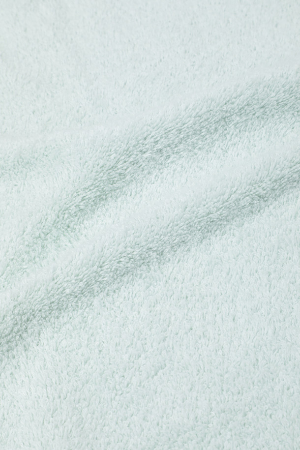 테리 게스트 타월 (솔리드) 30X50 - 민트 색상은 욕실에서 사용할 수 있는 면 소재의 타월입니다. 흡습 기능이 있으며, 민트 색상의 무지 디자인으로 제작되었습니다. 행거 루프가 부착되어 있어 편리하게 걸어 보관할 수 있습니다. 이 타월은 더블 스티치 처리로 내구성을 높였으며, Oeko-Tex® Standard 100 인증을 받아 안심하고 사용할 수 있습니다.
