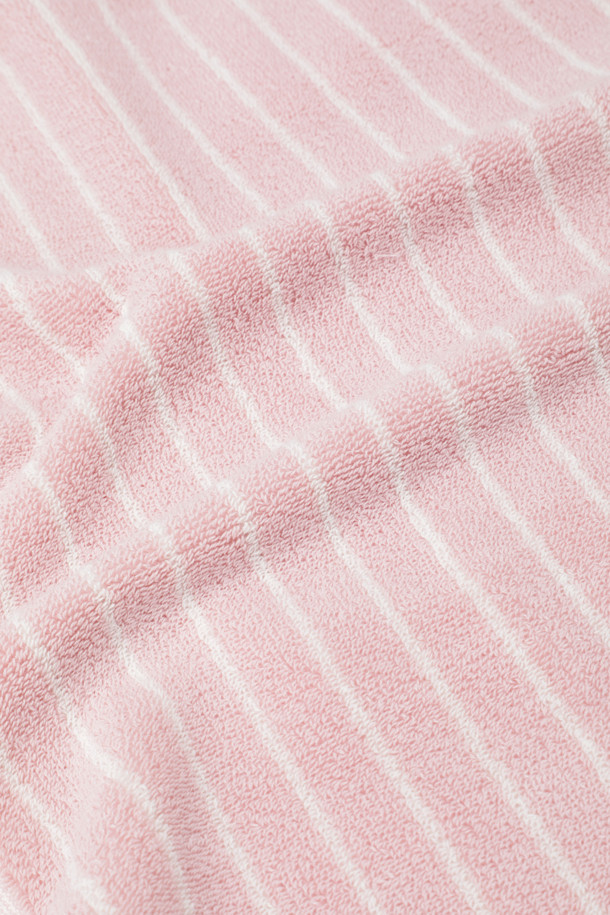 테리 게스트 타월 (핀 스트라이프) 30X50 - 쉐이드 핑크 스트라이프는 부드러운 면 소재로 제작된 욕실용 수건입니다. 핑크 색상 바탕에 스트라이프 패턴 디자인으로, 산뜻하고 화사한 분위기를 연출합니다. 견고한 행거 루프와 더블 스티치 처리된 밑단, 견고한 모서리 마감으로 내구성을 높였습니다. Oeko-Tex® Standard 100 인증을 받아 안심하고 사용할 수 있으며, 흡수력이 뛰어나 실용적입니다.
