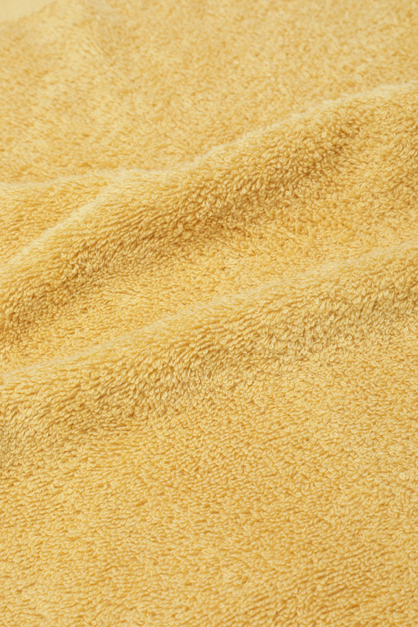 테리 게스트 타월 (솔리드) 30X50 - 옐로우 오커 색상의 욕실용 면 타월입니다. 부드러운 면 소재로 제작되어 뛰어난 흡수력과 사용감을 제공합니다. 옐로우 오커 컬러의 무지 디자인으로, 욕실에 산뜻한 포인트를 더합니다. 견고한 행거 루프와 꼼꼼한 더블 스티치, 견고한 모서리 마감으로 내구성을 높였습니다. Oeko-Tex® Standard 100 인증을 획득하여 안심하고 사용할 수 있습니다.
