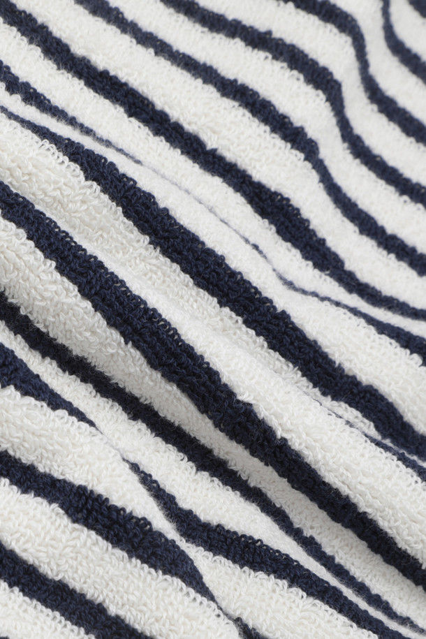 테리 핸드 타월 (세일러 스트라이프) 50X90는 부드러운 촉감의 면 소재로 제작된 욕실용 타월입니다. 화이트와 네이비 컬러의 세일러 스트라이프 패턴이 시원하고 경쾌한 분위기를 더합니다. 흡수력이 뛰어나고, 견고한 행거 루프와 더블 스티치 처리된 밑단, 견고한 모서리 마감으로 내구성을 높였습니다. Oeko-Tex® Standard 100 인증을 받아 안심하고 사용할 수 있는 핸드 타월입니다.
