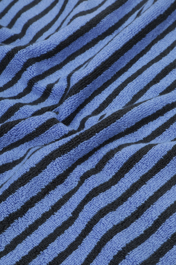 테리 핸드 타월 (세일러 스트라이프) 50X90은 부드러운 면 소재로 제작된 욕실용 타월입니다. 네이비와 블랙 스트라이프 패턴이 세련된 느낌을 주며, 흡수력이 뛰어나 실용적입니다. 튼튼한 모서리 마감과 더블 스티치 처리된 밑단으로 내구성을 높였습니다. Oeko-Tex® Standard 100 인증을 받아 안심하고 사용할 수 있습니다. 욕실에 포인트를 더하는 디자인으로, 행거 루프가 있어 편리하게 걸어 보관할 수 있습니다.
