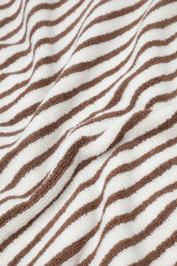 테리 핸드 타월 (세일러 스트라이프) 50X90 - 코디악 스트라이프는 부드러운 면 소재로 제작되어 뛰어난 흡습력을 자랑하는 욕실용 타월입니다. 화이트와 브라운 컬러의 세일러 스트라이프 패턴이 시원하고 산뜻한 분위기를 연출합니다. 보통 두께감으로 제작되었으며, 부드러운 촉감이 특징입니다. 깔끔한 디자인을 위해 더블 스티치 처리된 밑단과 견고한 모서리 마감, 행거 루프가 적용되었습니다. Oeko-Tex® Standard 100 인증을 받아 안심하고 사용할 수 있습니다.
