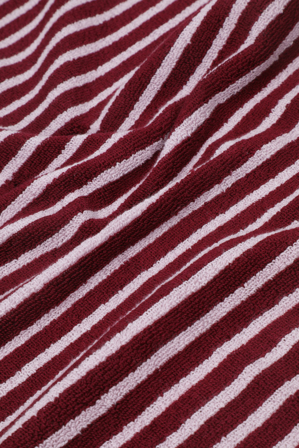 테리 핸드 타월(세일러 스트라이프) 50X90 - 레드 & 로즈는 부드러운 면 소재로 제작된 욕실용 타월입니다. 레드와 로즈 컬러의 스트라이프 패턴이 산뜻한 분위기를 연출합니다. 튼튼한 행거 루프와 더블 스티치 처리된 밑단, 견고한 모서리 마감으로 내구성을 높였습니다. Oeko-Tex® Standard 100 인증을 받아 안심하고 사용할 수 있는 핸드 타월입니다. 욕실에 포인트를 더하고 흡습 기능으로 실용성까지 갖춘 제품입니다.
