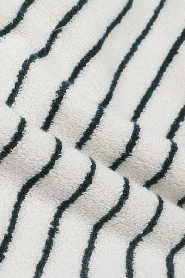 테리 핸드 타월 (핀 스트라이프) 50X90 - 레이싱 그린 스트라이프는 욕실 사용에 적합한 면 소재의 타월입니다. 그린과 화이트 컬러의 스트라이프 패턴이 산뜻한 느낌을 주며 흡습 기능이 뛰어납니다. 견고한 행거 루프, 더블 스티치 처리된 밑단, 견고한 모서리 마감으로 내구성을 높였습니다. Oeko-Tex® Standard 100 인증을 받아 안심하고 사용할 수 있는 핸드 타월입니다. 욕실에 포인트를 더하고 싶다면 이 제품을 선택해 보세요.
