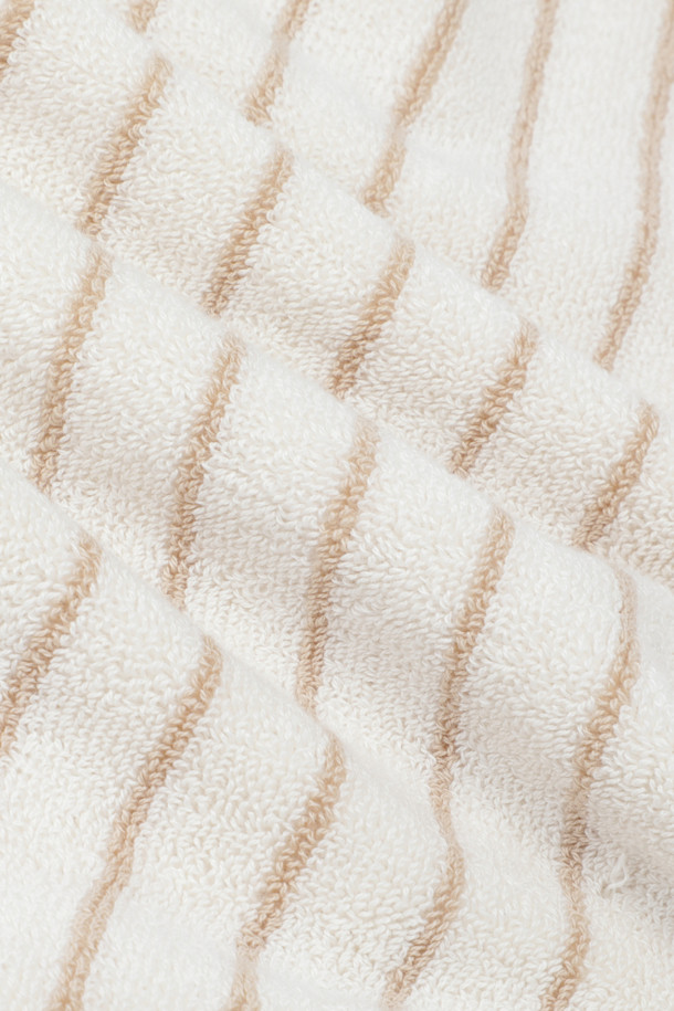 테리 핸드 타월 (핀 스트라이프) 50X90 - 시에나 스트라이프는 부드러운 면 소재로 제작되어 뛰어난 흡수력을 자랑하는 욕실용 타월입니다. 시에나 색상의 스트라이프 패턴이 은은한 멋을 더하며, 부드러운 촉감으로 편안한 사용감을 선사합니다. 튼튼한 행거 루프와 더블 스티치 처리된 밑단, 견고한 모서리 마감으로 내구성을 높였습니다. Oeko-Tex Standard 100 인증을 획득하여 안심하고 사용할 수 있습니다.
