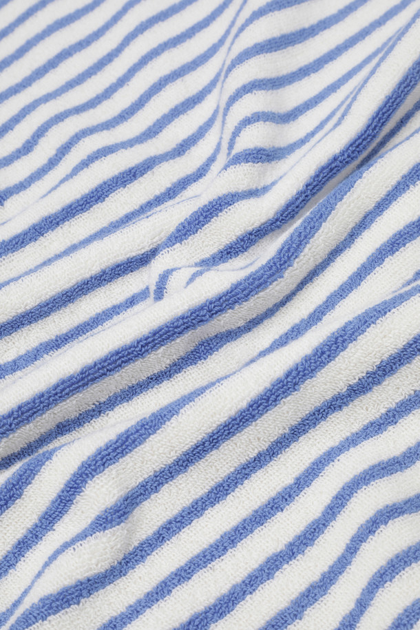 테리 핸드 타월 (세일러 스트라이프) 50X90 - 코스탈 블루 스트라이프는 부드러운 흡수력의 면 소재로 제작된 욕실용 수건입니다. 시원한 코스탈 블루 스트라이프 패턴과 화이트 컬러의 조화가 산뜻한 디자인을 연출하며, 중형 사이즈로 실용성을 더했습니다. 견고한 행거 루프, 더블 스티치 밑단, 견고한 모서리 마감으로 뛰어난 내구성을 자랑합니다. Oeko-Tex® Standard 100 인증을 받아 안심하고 사용할 수 있는 핸드 타월입니다.
