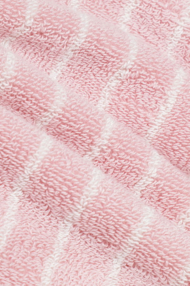 테리 핸드 타월 (핀 스트라이프스) 50X90 - 셰이디드 핑크 스트라이프스입니다. 부드러운 면 소재로 제작되어 흡수력이 뛰어나며, 욕실에서 사용하기 적합합니다. 핑크색 바탕에 스트라이프 패턴이 적용되었으며, 보통 두께감으로 제작되었습니다. 모서리 마감과 더블 스티치로 마감하여 내구성을 높였습니다. Oeko-Tex Standard 100 인증을 받아 안심하고 사용할 수 있습니다.
