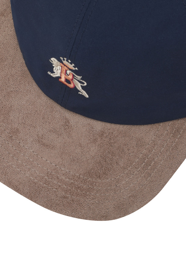 **바라쿠타 (BARACUTA) 바시티 베이스볼 캡 - BRACC0154 309 네이비**는 캐주얼, 미니멀, 클래식 스타일을 즐기는 분들을 위한 모자입니다. 네이비 컬러의 무지 디자인으로, 봄, 여름, 가을 계절에 활용하기 좋습니다. 스웨이드와 나일론 소재로 제작되었으며, 6패널 디자인과 스웨이드 바이저가 특징입니다. 일상, 산책, 여행 등 다양한 TPO에 매치하여 편안하고 스타일리시한 룩을 연출할 수 있습니다. 로고 장식이 포인트로 들어가 있으며, 방수 기능을 갖추었습니다.
