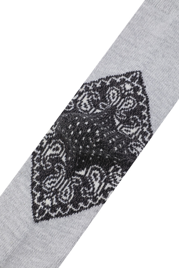 (캐피탈) 96 야른 힐 페이즐리 반다나 삭스는 발꿈치 부분에 페이즐리 패턴이 돋보이는 양말입니다. 면 소재로 제작되어 사계절 내내 편안하게 착용 가능하며, 블랙과 그레이 두 가지 색상으로 출시되었습니다. 캐주얼, 미니멀, 클래식 스타일의 옷차림에 잘 어울리며, 산책룩이나 집콕룩에 포인트를 더할 수 있습니다.
