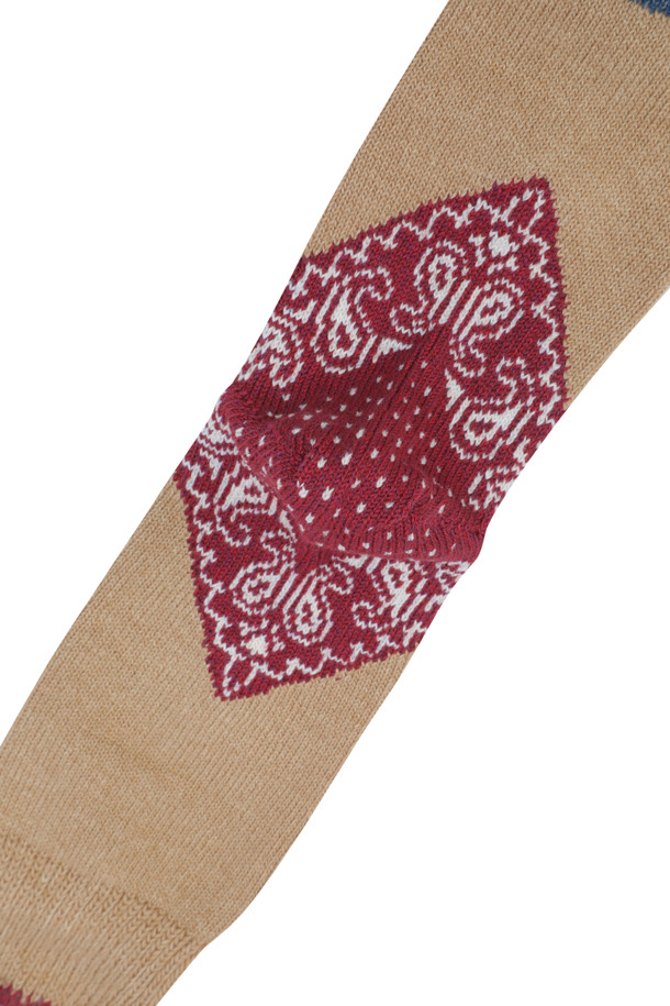 (카피탈) 96 Yarns 힐 페이즐리 반다나 양말 - EK-553XSA 레드입니다. 베이지, 레드, 블루 3가지 색상으로 출시되었으며, 면 소재로 제작되어 사계절 내내 착용하기 좋습니다. 발꿈치 부분에 페이즐리 패턴이 포인트로 들어가 캐주얼, 미니멀, 클래식 스타일 어디에나 잘 어울립니다. 동네 마실룩이나 산책룩과 함께 편안하고 스타일리시하게 연출해보세요.
