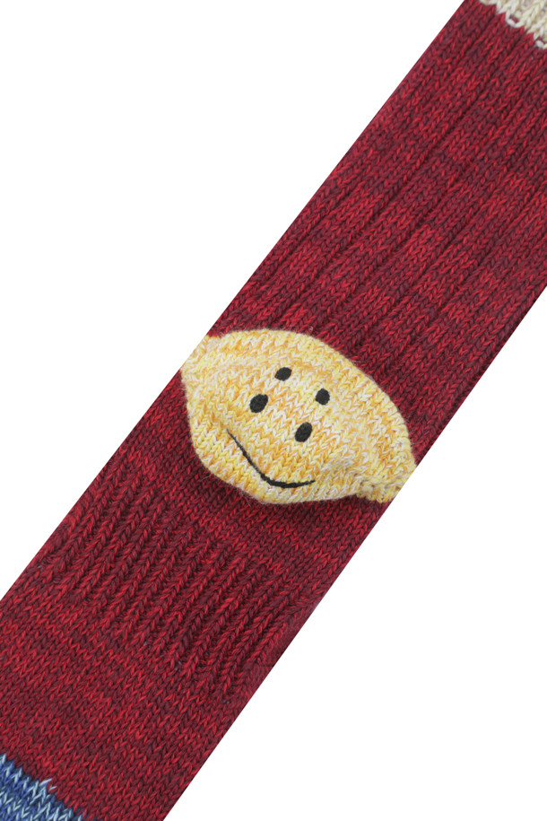 (캐피탈) 60 야즈 아이비 레인보우 해피 힐 홀드 삭스 - EK-1364XS 레드입니다. 면 소재로 제작되어 사계절 내내 착용하기 좋으며, 캐주얼, 미니멀, 스포티한 스타일을 연출할 수 있습니다. 힐 부분에 스마일리 얼굴 디자인이 돋보이며, 힐 홀드 기능으로 편안한 착용감을 선사합니다. 레드, 블루, 옐로우 컬러 블록과 스마일 패턴이 산뜻한 포인트를 더해 동네 마실룩, 산책룩, 집콕룩 등 다양한 TPO에 활용하기 좋습니다. 두께는 보통으로, 데일리 아이템으로 활용하기 좋습니다.
