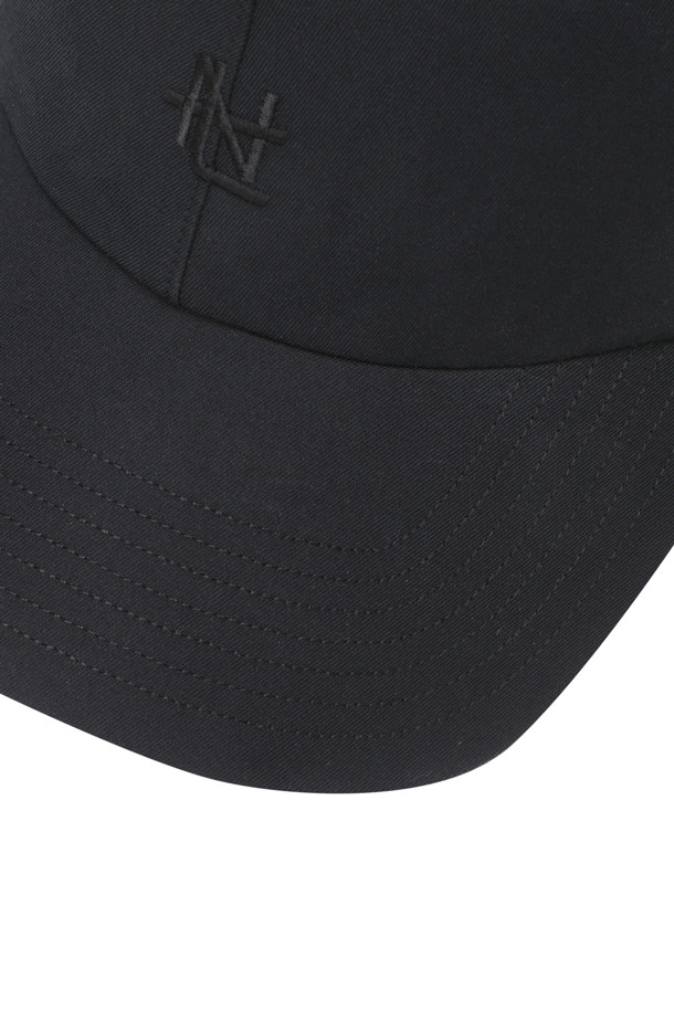 2L Cotton GORE-TEX Cap - Black은 사계절 착용 가능한 블랙 색상의 공용 캡 모자입니다. 면과 고어텍스 소재를 사용하여 방수 및 통기성이 뛰어나며, 전면의 나나미카 로고 자수와 후면의 고어텍스 로고가 특징입니다. 6패널 디자인에 사이즈 조절이 가능한 버클이 있어 편리하며, 비불소 방수 처리된 2겹 GORE-TEX 원단을 사용했습니다.
