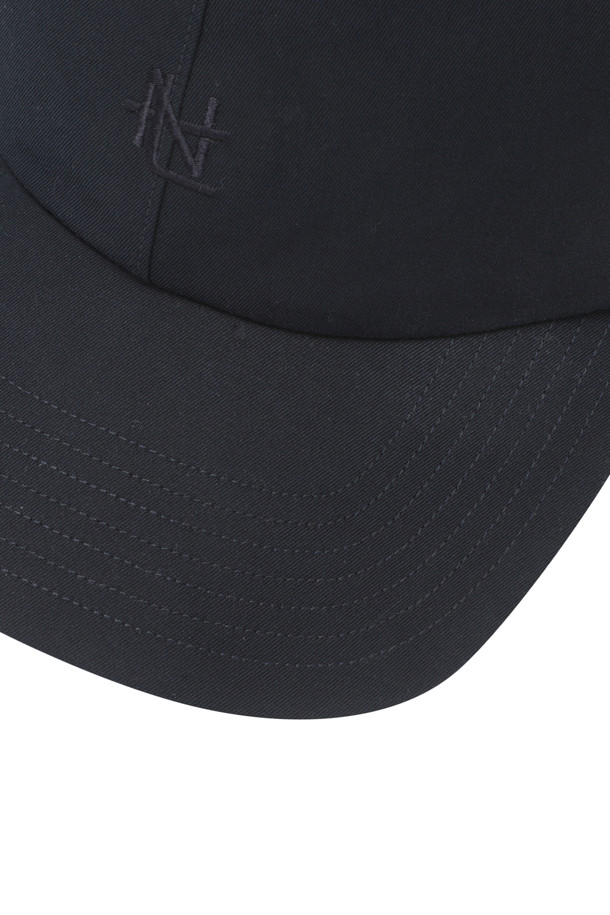 2L 코튼 고어텍스 캡 - 네이비는 사계절 내내 활용 가능한 공용 캡입니다. 면과 고어텍스 소재를 사용하여 방수 및 통기성을 동시에 갖췄으며, 2겹 고어텍스 원단으로 제작되어 내구성을 높였습니다. 네이비 컬러의 무지 디자인에 로고 자수와 버클 디테일이 더해져 캐주얼, 미니멀, 고프코어 스타일을 연출하기 좋습니다. 산책, 여행, 등산 등 다양한 상황에서 폭넓게 활용할 수 있으며, 사이즈 조절 기능으로 편안한 착용감을 제공합니다. 비불소 방수 처리로 친환경적이면서도 우수한 방수 기능을 자랑합니다.
