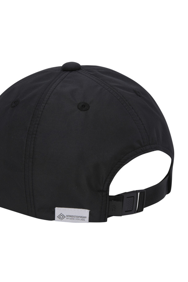 고어텍스 윈드스토퍼 테크 6패널 캡 - 블랙은 아웃도어 활동과 일상생활 모두에 적합한 모자입니다. 고어텍스 윈드스토퍼® 소재를 사용하여 방수, 방풍, 통기성을 갖춰 사계절 내내 쾌적하게 착용할 수 있습니다. 미니멀하고 캐주얼한 스타일로 등산, 여행, 산책 등 다양한 TPO에 활용하기 좋습니다. 무지 디자인에 스트랩 디테일이 더해져 바람에 날리는 것을 방지하며, 스타일리시함까지 더했습니다. 블랙 컬러로 어떤 옷에도 쉽게 매치할 수 있습니다.
