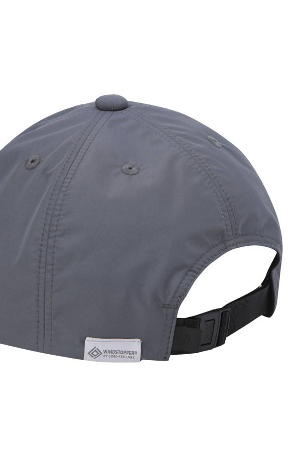 GORE-TEX WINDSTOPPER TECH 6패널 캡 - 차콜은 일상과 아웃도어 활동에 적합한 모자입니다. 고어텍스 윈드스타퍼(GORE-TEX WINDSTOPPER®) 소재를 사용하여 방수, 방풍, 통기성 기능을 제공하여 사계절 내내 쾌적하게 착용할 수 있습니다. 차콜 컬러의 무지 디자인으로, 캐주얼, 고프코어, 미니멀 스타일을 연출하기 좋습니다. 스트랩이 있어 바람에 날아가는 것을 방지하며, 산책, 여행, 등산 등 다양한 TPO에 활용할 수 있습니다. 6패널 캡 디자인으로 편안한 착용감을 선사합니다.
