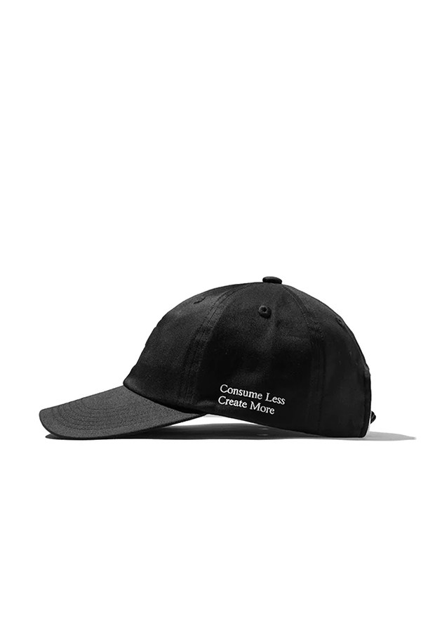 C ACTIVE CITY CAP 003 - BLACK X WHITE는 남녀 모두 착용 가능한 캡모자입니다. 블랙과 화이트 색상 조합으로, 봄, 여름, 가을에 착용하기 좋으며, 중간 챙 넓이와 로고 패턴이 특징입니다. 6패널 디자인에 반사 재질 스트레치 코드가 디자인 장식으로 더해졌으며, 50-61cm 사이즈 조절이 가능합니다.