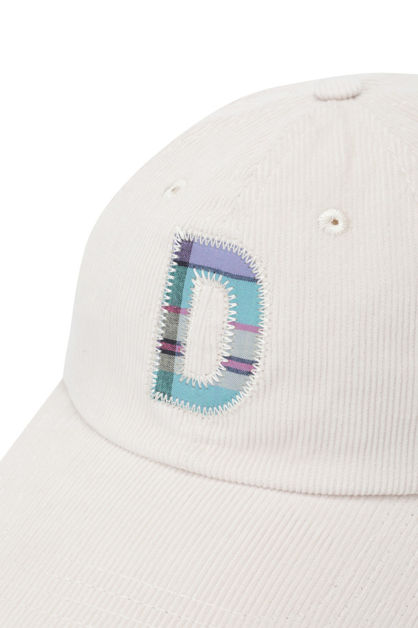 D 아플리케 코듀로이 베이스볼 캡 - 에크루는 공용으로 착용 가능한 베이스볼캡입니다. 부드러운 촉감의 코듀로이와 면 혼방 소재로 제작되었으며, 봄, 여름, 가을 계절에 착용하기 좋습니다. 얇은 두께감과 완만한 챙 넓이가 특징이며, 아플리케 패턴과 로고, 버클 디자인 장식이 돋보입니다. 일상, 산책, 여행 등 다양한 TPO에 잘 어울리며, 캐주얼, 미니멀, 클래식 스타일을 연출하기 좋습니다. 사이즈 조절 기능이 있어 편안하게 착용할 수 있고, 빈티지, 스포츠 무드를 더해줍니다.
