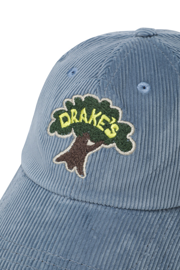 트리 엠블럼 코튼 코듀로이 베이스볼 캡 - 블루는 부드러운 코듀로이와 면 혼방 소재로 제작되어 편안한 착용감을 선사합니다. 중간 깊이의 모자에 일반 챙 넓이로 제작되었으며, 6패널 구조로 안정적인 핏을 제공합니다. 캡 전면에는 자수 패치 장식이, 후면에는 버클이 있어 사이즈 조절이 용이합니다. 캐주얼, 미니멀, 클래식 스타일을 즐기는 분들께 동네 마실룩, 산책룩, 봄 소풍룩에 매치하기 좋은 아이템입니다.
