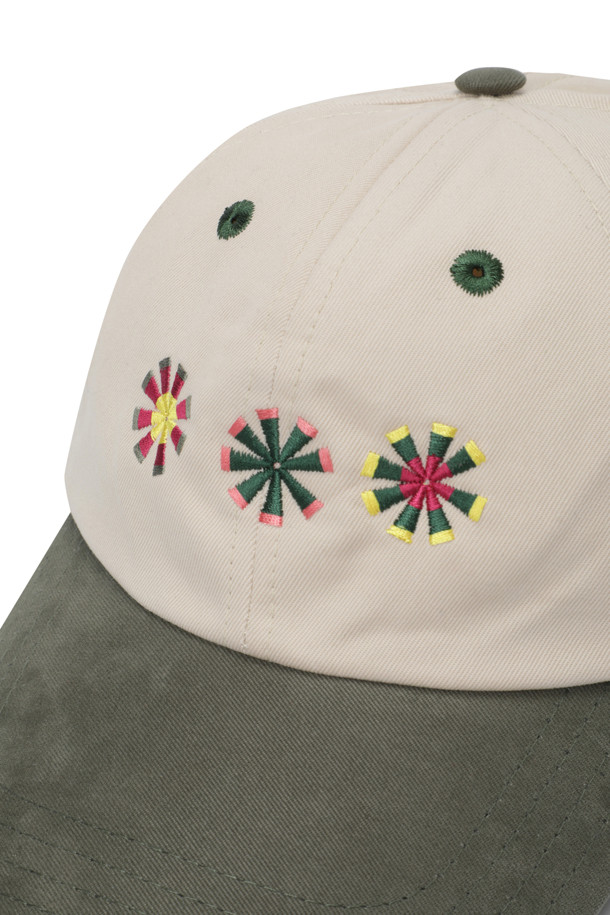 KANTHA SUNS 엠블럼 코튼 베이스볼 캡은 에크루와 그린 두 가지 색상으로 제공되며, 봄, 여름, 가을 계절에 착용하기 좋은 공용 모자입니다. 부드러운 면 소재로 제작되어 편안한 착용감을 선사하며, 엠블럼 자수와 빈티지 스포츠 스타일 디자인이 특징입니다. 일반적인 모자 깊이와 챙 넓이, 그리고 사이즈 조절 기능과 버클 디자인 장식을 갖춘 6패널 구성의 베이스볼 캡입니다.
