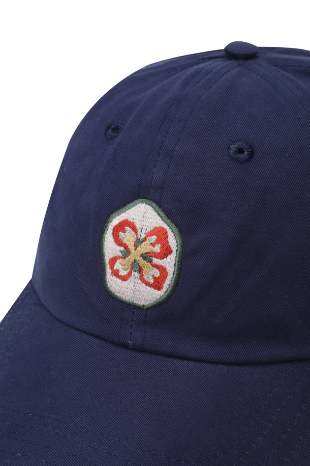플라워 엠블럼 코튼 야구 모자 - 네이비는 캐주얼, 미니멀, 클래식 스타일을 즐기는 분들을 위한 데일리 아이템입니다. 면 소재로 제작되어 부드러운 촉감을 선사하며, 봄, 여름, 가을 계절에 착용하기 좋습니다. 네이비 컬러 바탕에 플라워 무늬 자수 패치와 배색 디자인이 은은하게 포인트를 더합니다. 동네 마실룩, 산책룩, 여행룩 등 다양한 TPO에 활용할 수 있으며, 버클로 사이즈 조절이 가능하여 편안하게 착용할 수 있습니다. 6패널 디자인과 완만한 챙 넓이로 제작되어 데일리하게 착용하기 좋은 야구 모자입니다.
