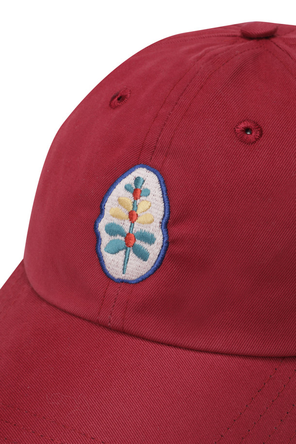 플라워 엠블럼 코튼 베이스볼 캡 - 레드(FLOWER EMBLEM COTTON BASEBALL CAP - RED)는 요크셔산 면 소재로 제작되어 부드러운 촉감을 자랑하는 베이스볼캡입니다. 봄, 여름, 가을 계절에 착용하기 좋으며, 일상 속에서 편안하게 활용할 수 있습니다. 6패널 디자인에 플라워 패턴 자수 패치와 배색 디자인이 더해져 캐주얼, 미니멀, 클래식 스타일을 연출하기에 좋습니다. 동네 마실룩, 산책룩, 봄 소풍룩 등 다양한 TPO에 맞춰 코디할 수 있으며, 버클로 사이즈 조절이 가능합니다.
